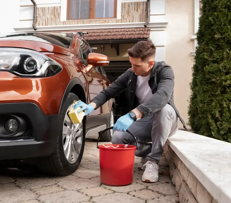 Lavage auto à domicile Saint-Rémy-de-Chargnat : professionnel intervenant sur un véhicule